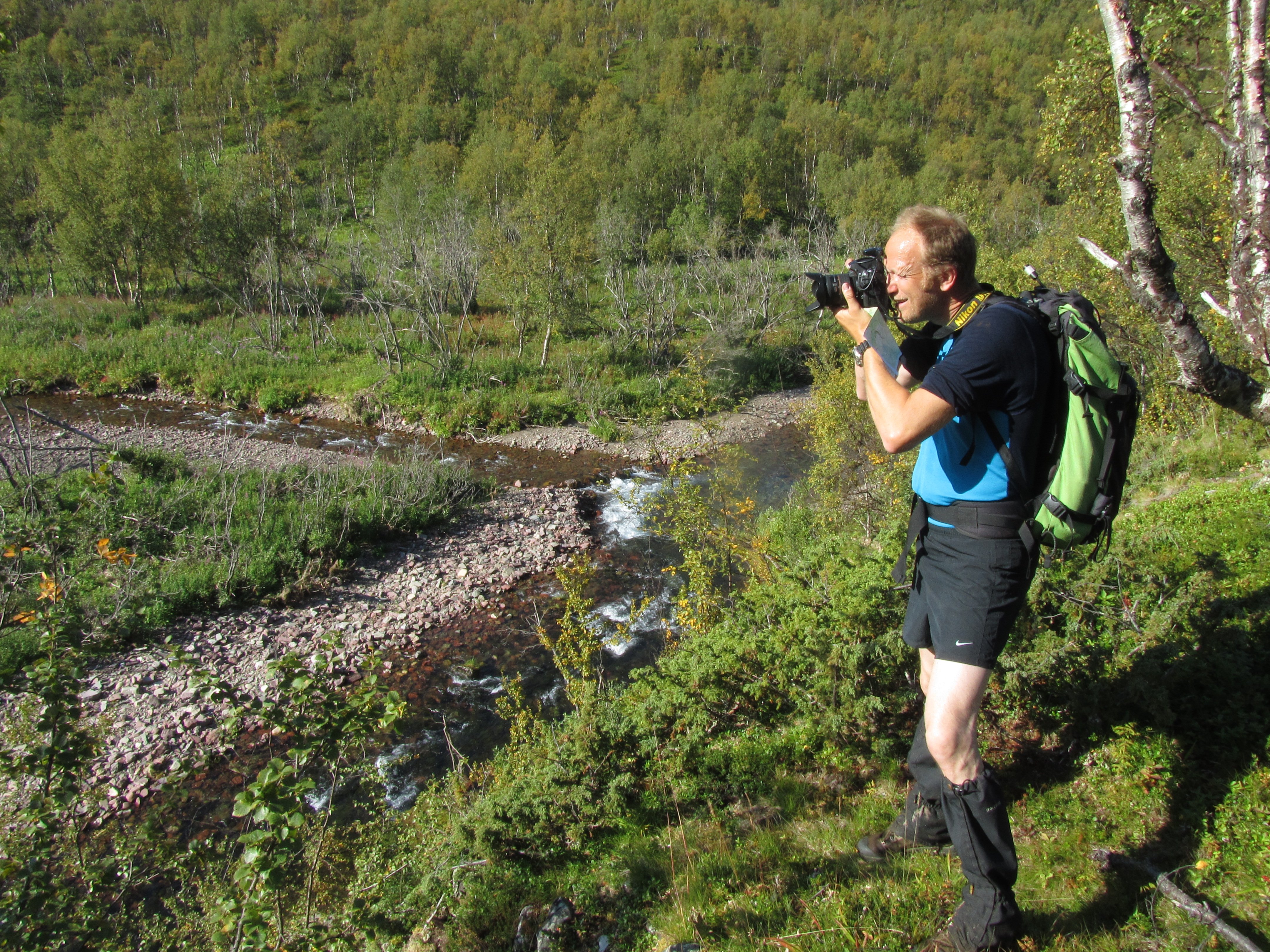 Anders Bryn fotograferer i Tana. Foto Michael Angeloff.