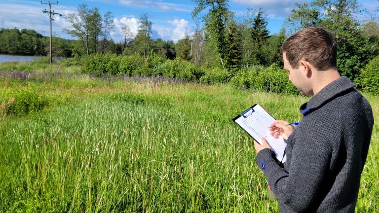 Feltornitolog Andreas Günther frå BirdLife Norge testa appen for første gong under 3Q-registreringane i sommar.  – Kartfunksjonen gjorde det enkelt å finna teljepunkta utan bruk av kart og GPS. I dei fem minutta teljingane går føre seg må ein ha fullt fokus på fuglar som syng eller bevegar seg i terrenget. Derfor valde eg først å notera på papir, for seinare å leggja dataene inn i den nye appen. Foto: Morten Günther