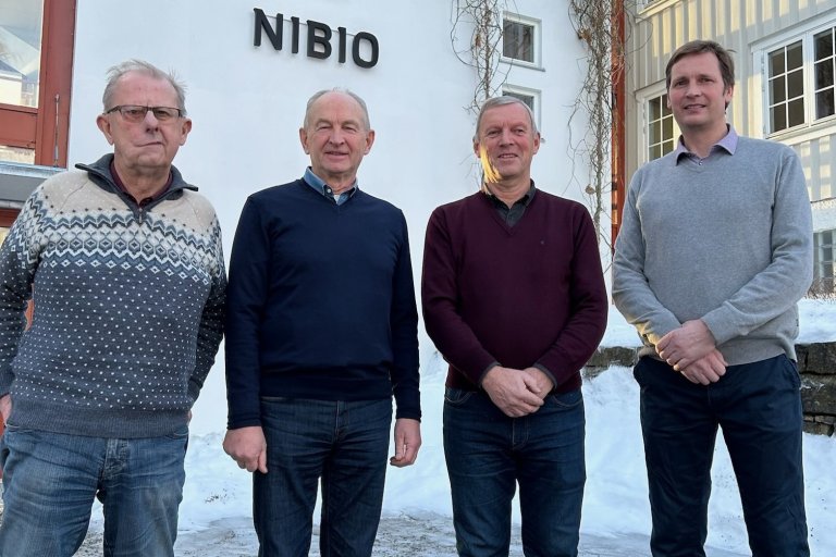 De tre forfatterne, Hans Stabbetorp, Ingvar Hage og Petter Lunde, sammen med nåværende stasjonsleder på Apelsvoll, Mikkel Johannes Bakkegard. Foto: NIBIO