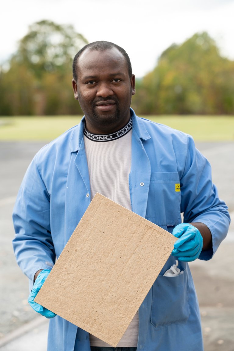 De nye trefiberplatene har fått navnet PhosBoard, og nylig ble PhosBoard kåret til månedens innovasjonsprosjekt av Ard Innovasjon – et teknologioverføringsselskap knyttet til Campus Ås, eid av NMBU og NIBIO. Foto: Lars Sandved Dalen, NIBIO