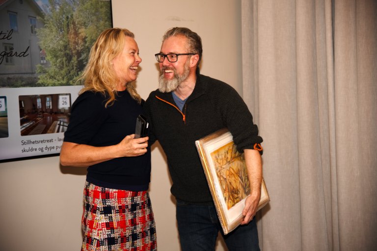 Juryleiar i PLANTEARVEN-prisen, Kristin Børresen frå Graminor, og vinnaren Andrew McMillion. Foto: John Olav Oldertrøen