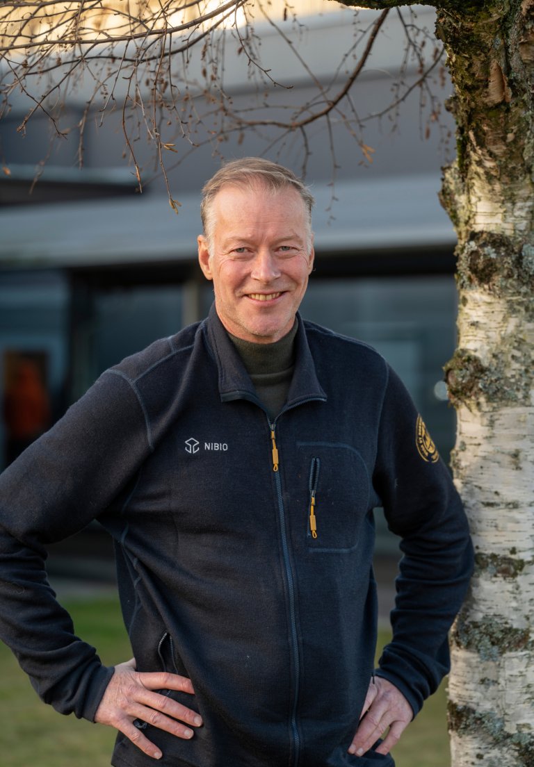 Audun Korsæth er direktør for Divisjon for matproduksjon og samfunn ved NIBIO, og ett av 13  medlemmer i et offentlig utvalg som skal utrede fremtidens norske matsystem. Foto: Lars Sandved Dalen