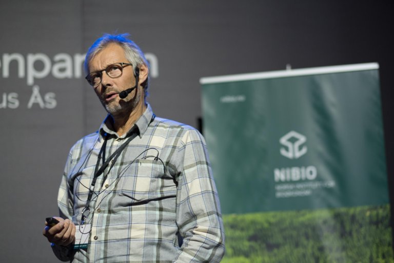 nibio-seniorforsker svein solberg forklarte om utfordringen med klimaendringer og skogbruk - samt om nytten av bruk av fjernmåling - slik som satellitter.jpg.jpeg