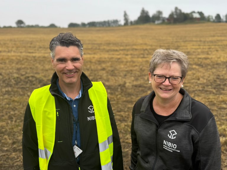 Forskar Roger Holten og senioringeniør Randi Bolli ved NIBIO fortel at mykje av den totale avrenninga frå landbruket kjem gjennom drenssystemet, som ofte ligg på ein meters djup. Foto Siri Elise Dybdal