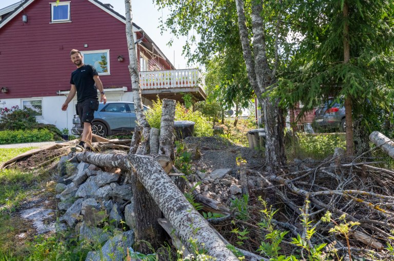— Terrengsykling er min andre store hobby. Jeg forsøker å forene de to, med å lage noen sykkelløyper her og der i hagen, og videre ut i skogen. Jeg planlegger blant annet et sykkelhopp over et kompostbedd med gresskar, sier Rivier. Her er han ved starten av det som skal bli en sykkelløype inn i kjøkkenhagen. Foto: Anette Tjomsland Spilling
