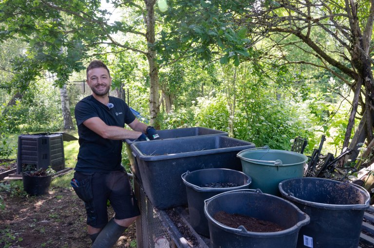 På taket av et lite hønsehus står ingrediensene til neste runde med varmkompost klare. Denne gangen blir blandingen: hestemøkk med flis, hønsegjødsel, biokull og kaffegrut. Foto: Anette Tjomsland Spilling