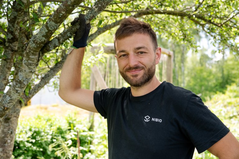 Forsker i NIBIO, Pierre-Adrien Rivier, bruker mye tid på kompost og hage på fritida. Hagehobbyen og kunnskapen om kompost er tett integrert med jobben som jordforsker i NIBIO, hvor han har ansvar for flere kompostprosjekter og evaluerer gjødslingseffekt av kompost og nedbryting av miljøgifter i kompost. Foto: Anette Tjomsland Spilling