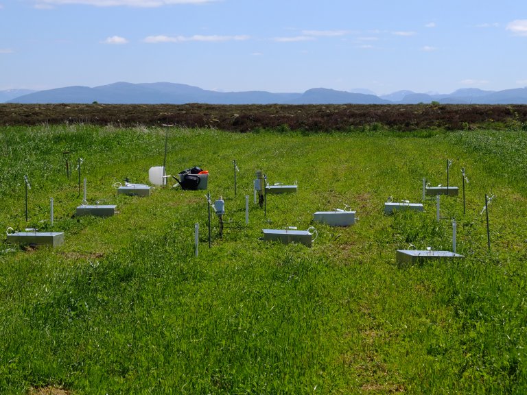 Måling av utslepp og opptak av drivhusgassar på kultivert myr, som her på Smøla, er ein møysommeleg prosess om ein vil ha pålitelege data. Foto: Simon Weldon, NIBIO