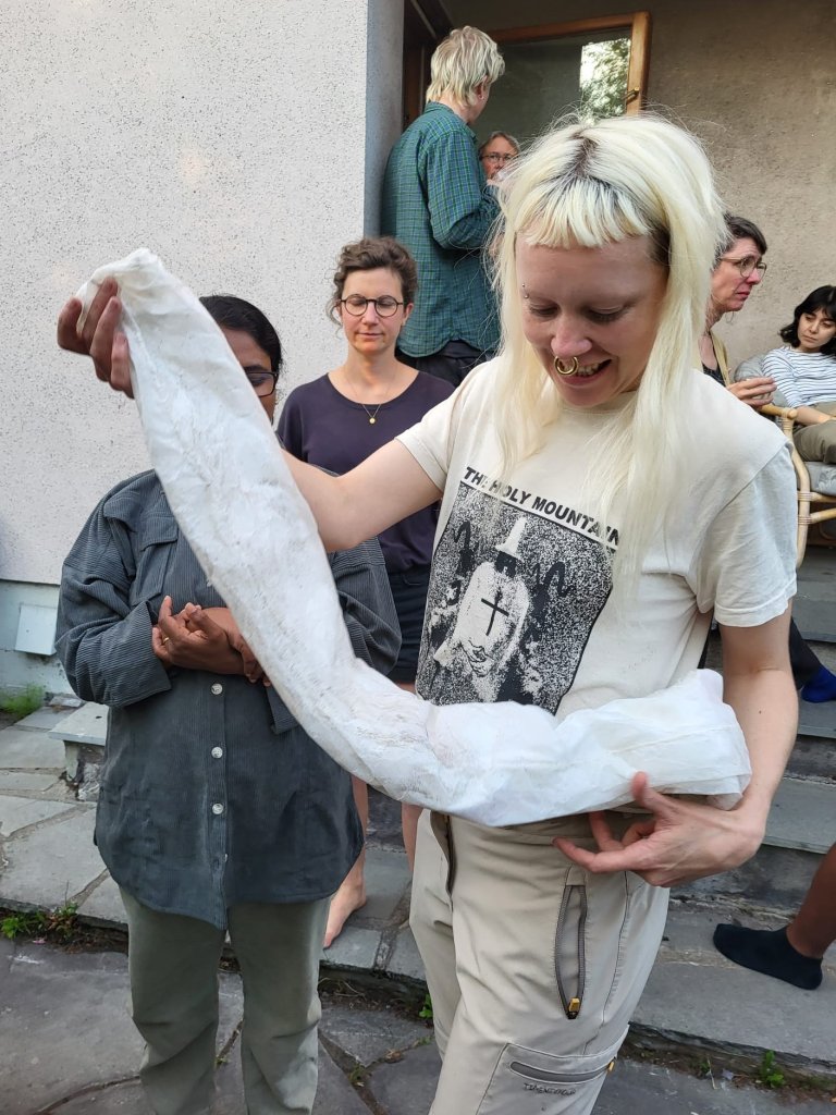 Kunstner Annike Flo med en nematode laget av stoff. Foto: Ursula Münster, Universitetet i Oslo