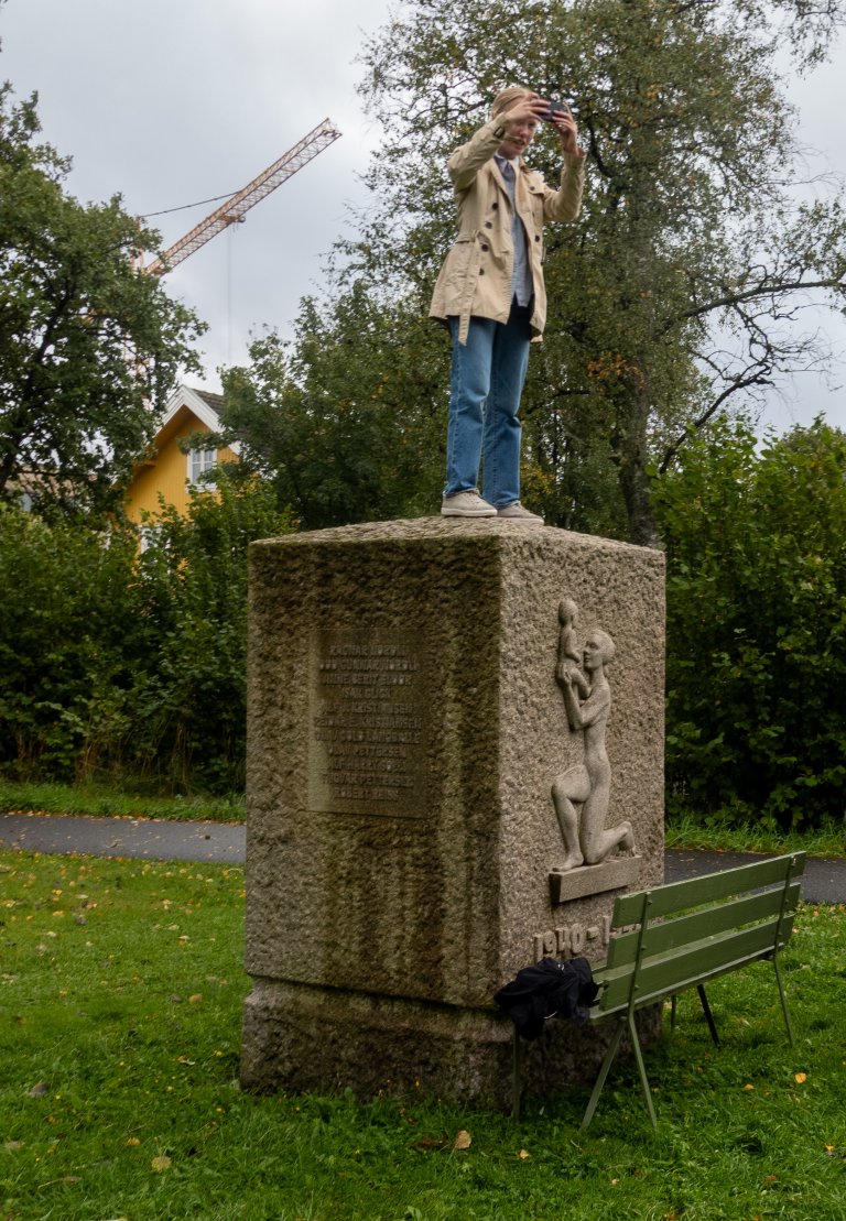 Erle Lagethon Spetz prøver å finne riktig vinkel ved refotografering av Ås kulturskole. Foto: Hege Ulfeng