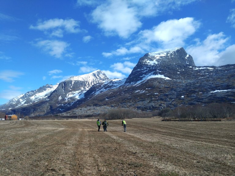 jordkartlegging_1_fellesbefaring under jordkartlegging i Alstahaug_foto_HeleneStav_NIBIO.JPG