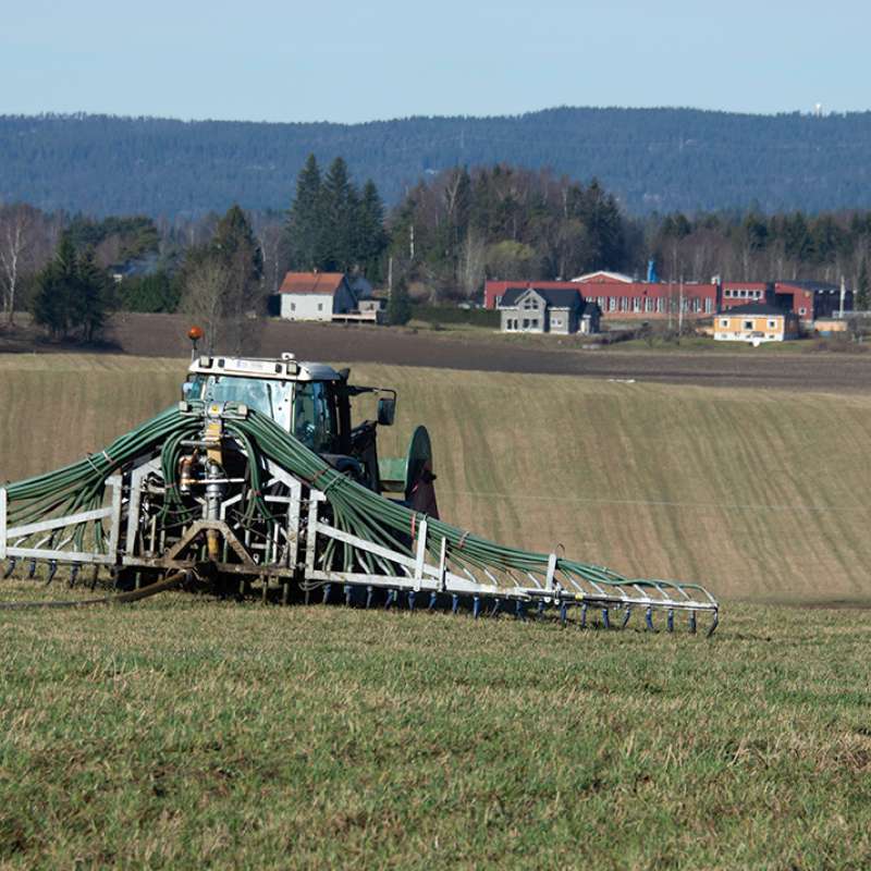 Traktor med gjødselspreder