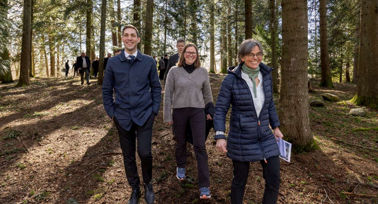 Prosjektledelsen og miljøminister på befaring i skogen