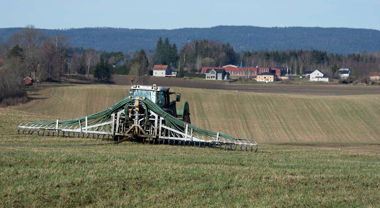 Traktor med gjødselspreder