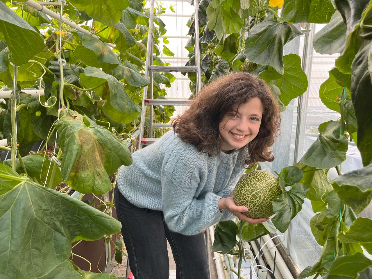 Forskaren Carolina Falcata Fialho Palma med ein melon.