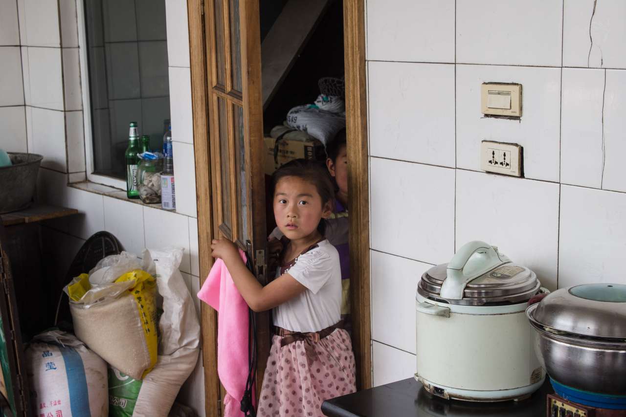 Kinesisk jente i døråpningen