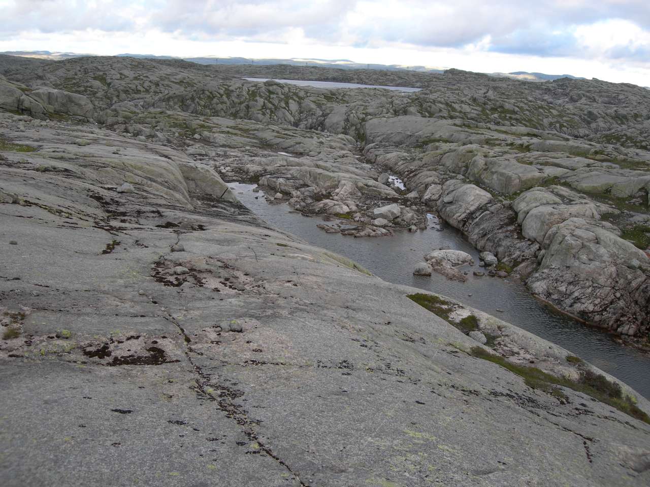 Svarberg med utsikt over en liten bukt